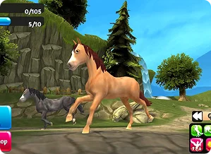Jeu de simulation équestre en 3D montrant un cheval galopant en extérieur, au milieu des arbres et des collines, représentant l'exploration et le mouvement dans un environnement en monde ouvert.